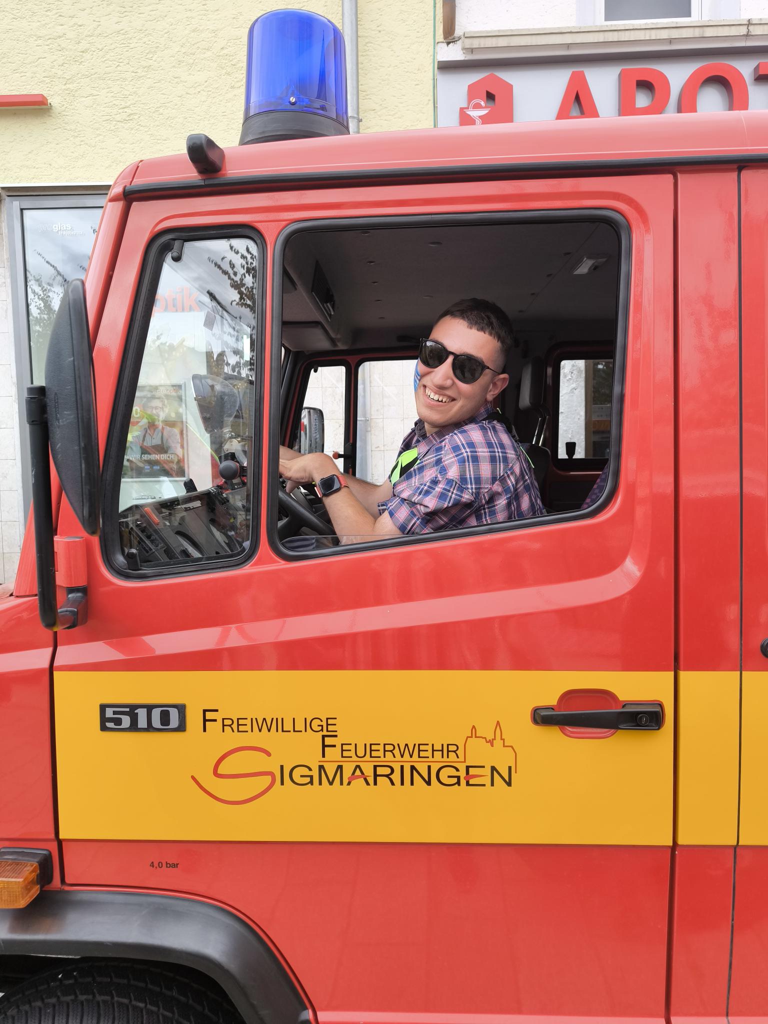Angelos und unsere Pflegefachkräfte durften im Feuerwehrauto Probe sitzen.